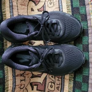 ❤Brooks black tennis shoes
